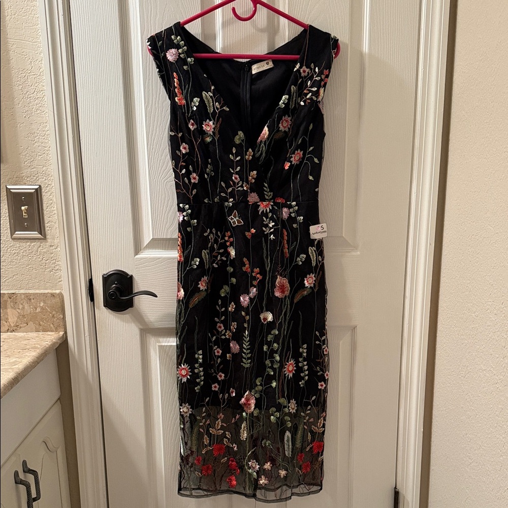 Promesa Black Dress with Floral Embroidery